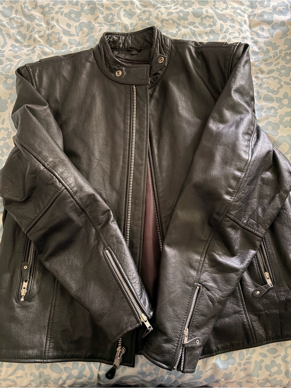 Classic Men's Black Leather Bomber Jacket with Zip Detailing